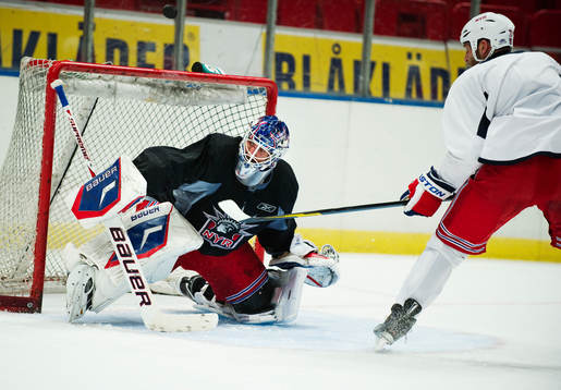 Henrik Lundqvist, målvakt, räddar ett skott från Mike