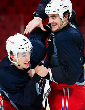 Michael Del Zotto och Brian Boyle bråkar med varandra på