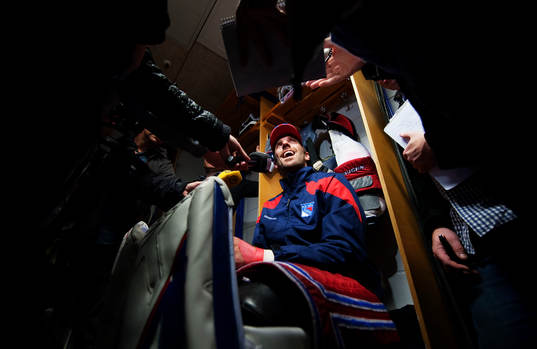 Henrik Lundqvist, målvakt, pratar med media
