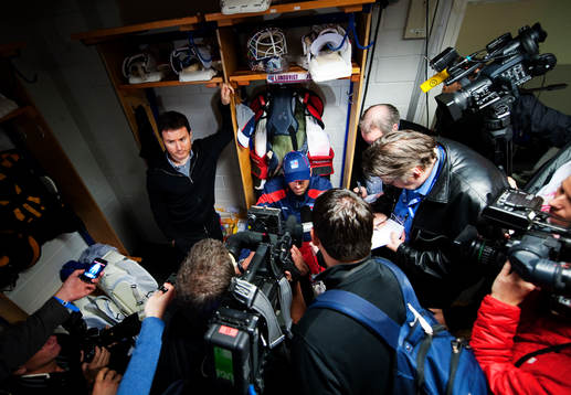 Henrik Lundqvist, målvakt, pratar med media