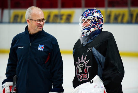Benoit Allaire, målvaktstränare, pratar med Henrik