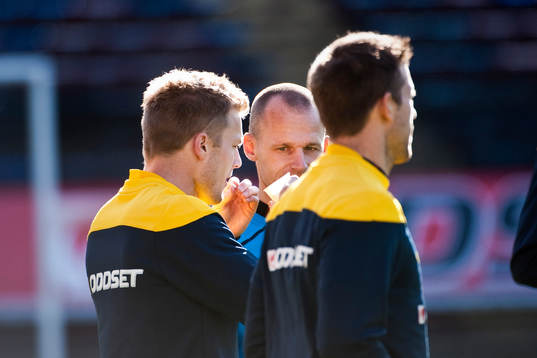 Sebastian Larsson tar några piller