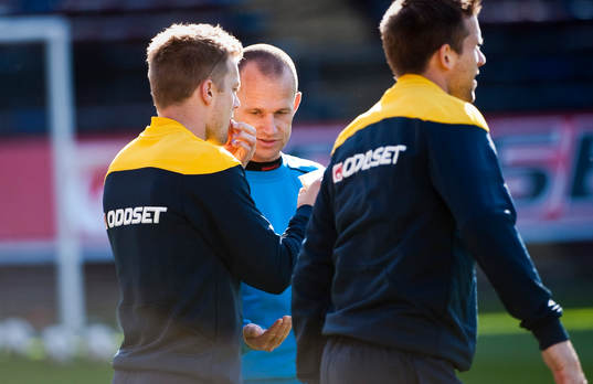 Sebastian Larsson tar några piller