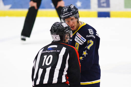 Andreas Falk, HV71 i samtal med en domare