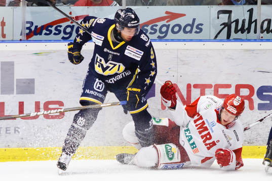 Alexander Larsson, Timrå, ligger på isen nedanför Jason