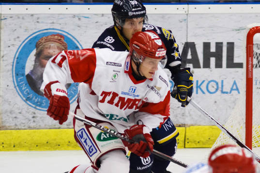 Simon Önerud, Timrå, framför Jukka Voutilainen, HV71