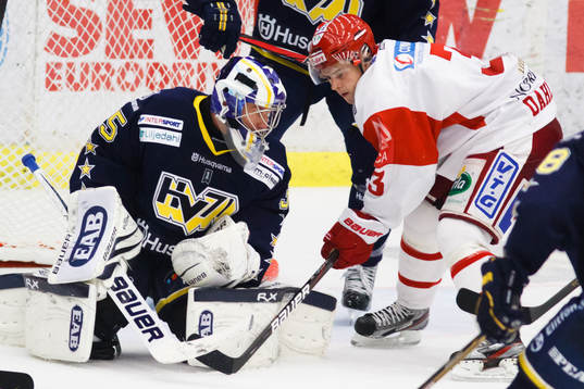 Jesper Dahlroth, Timrå, försöker att trycka in pucken