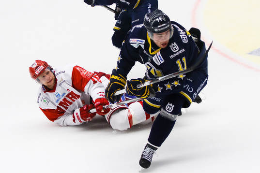 Alexander Larsson, Timrå, liggandes på isen nedanför