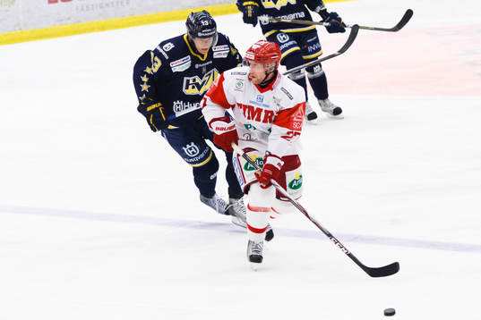 Timo Pärssinen, Timrå med pucken framför Oscar Sundh,