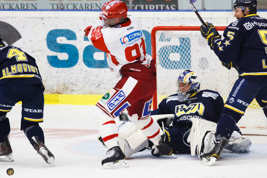 Andreas Andersson, målvakt, HV71 sitter på isen och