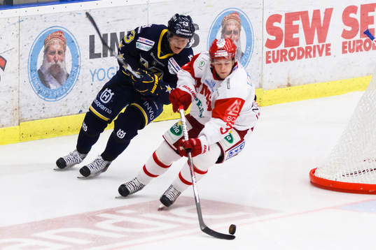 Jesper Dahlroth, Timrå med pucken framför Oscar Sundh,