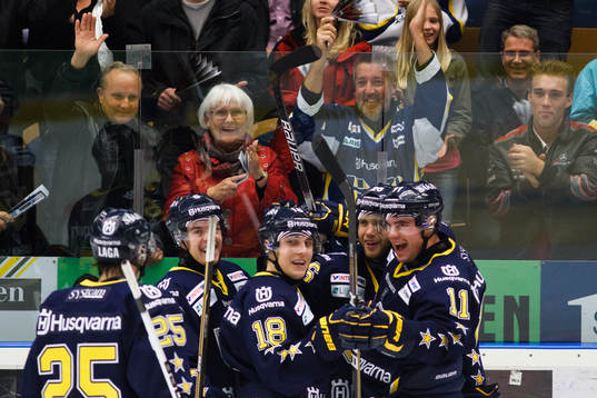 Både publiken i Kinnarps Arena och HV71:s spelare jublar