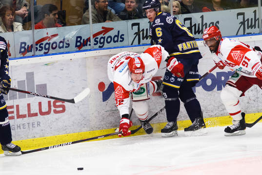 Martin Röymark, Timrå, faller framför Oscar Fantenberg,