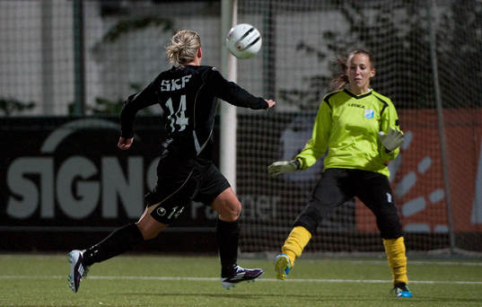 Sara Lindén, Göteborg, gör 1-0. Natalija Kolaric,