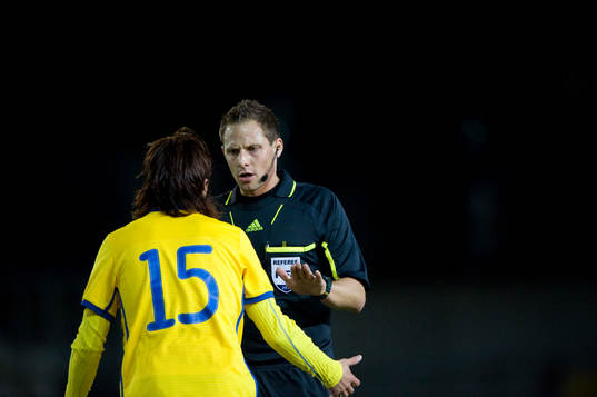 Harald Lechner, domare, pratar med Niklas Hult, Sverige