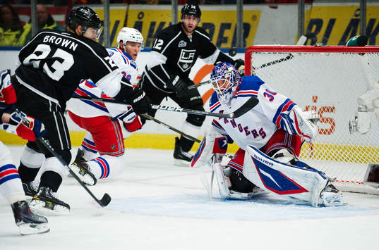 Dustin Brown, Los Angeles Kings, oroar framför Henrik