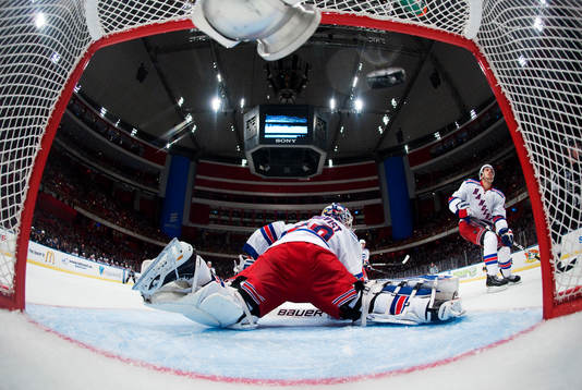 Mike Richards (ej i bild), Los Angeles Kings, skjuter in
