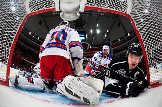 Dustin Brown, Los Angeles Kings, åker in i mål bakom