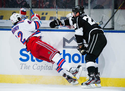Artem Anisimov, New York Rangers, blir knockad av Jerret