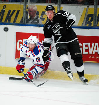 Brad Richards, New York Rangers, i kamp om pucken med