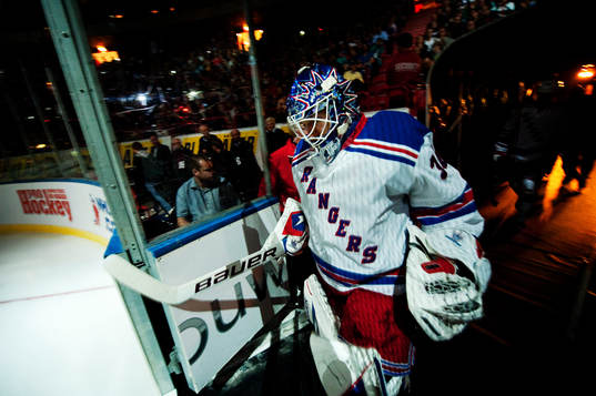 Henrik Lundqvist, målvakt,  gör entré