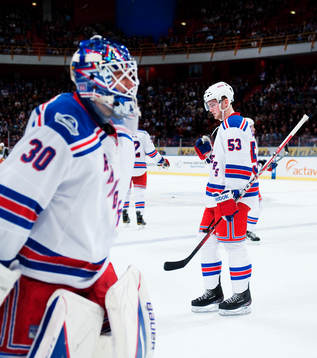 Henrik Lundqvist, målvakt, passerar Tim Erixon