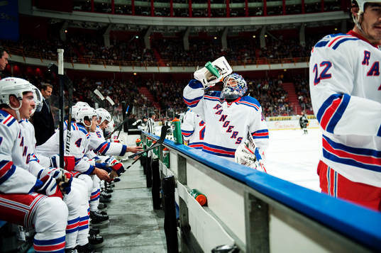 Henrik Lundqvist, målvakt, dricker vatten