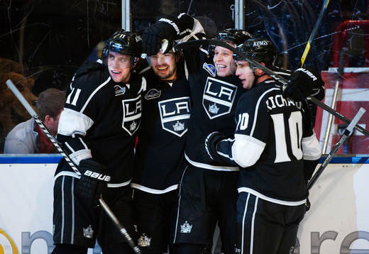 Jack Johnson, Los Angeles Kings, näst längst till höger,
