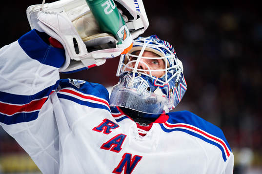 Henrik Lundqvist, målvakt, dricker vatten