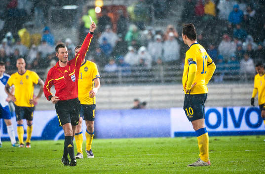 Domare Mark Clattenburg ger Zlatan Ibrahimovic, Sverige,