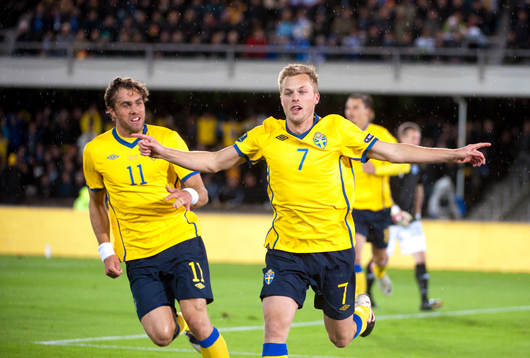 Sebastian Larsson, Sverige jubel och Johan Elmander jagar