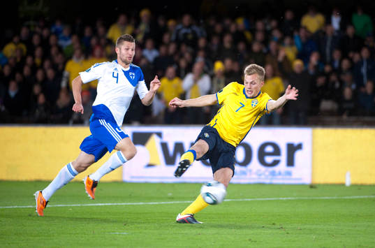 Sebastian Larsson, Sverige kommer fri och skjuter 1-0