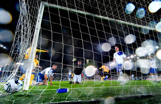 Finlands målvakt Lukas Hradecky är uppgiven medan Martin