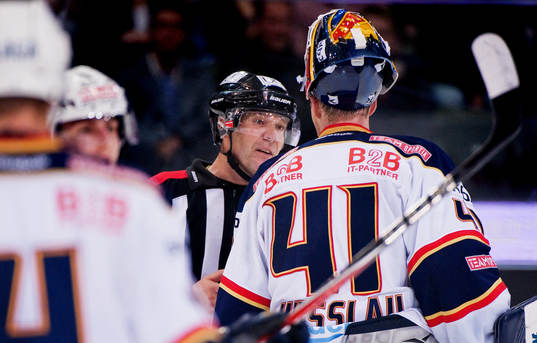 Gustaf Wesslau, målvakt, diskuterar med domare