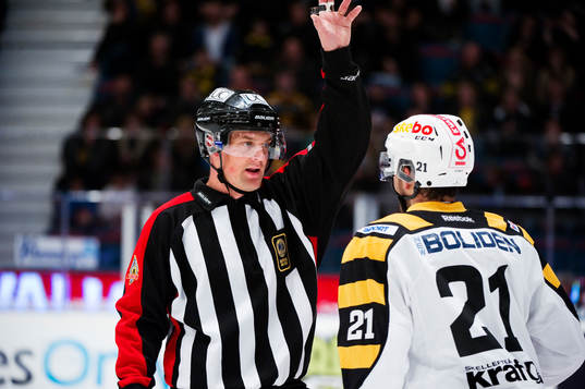 Mikael Noord, domare, pratar med Jimmie Ericsson,