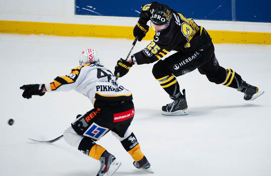 Hannu Pikkarainen, Skellefteå, kan inte stoppa Johannes