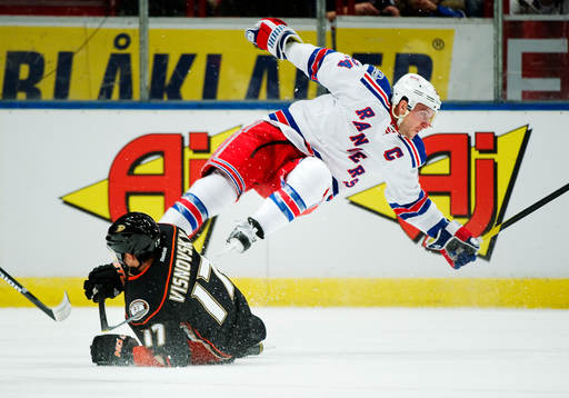 I en närkamp med Lubomir Visnovsky, Anaheim Ducks, flyger