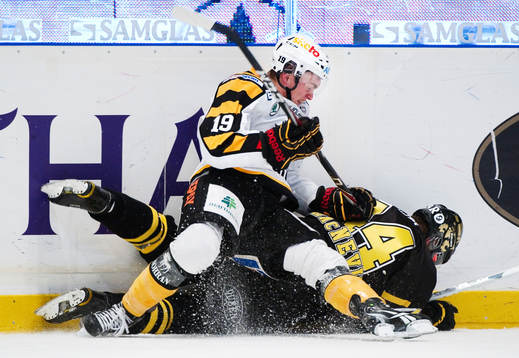 Johan Forsberg, Skellefteå, tacklar Josh MacNevin, AIK