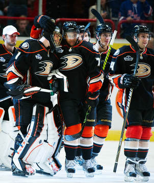Jonas Hiller, målvakt, Anaheim Ducks, kramas om