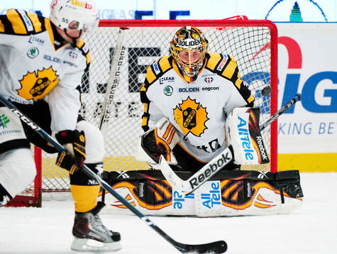 Pucken går i stolpen bakom Joacim Eriksson, målvakt,