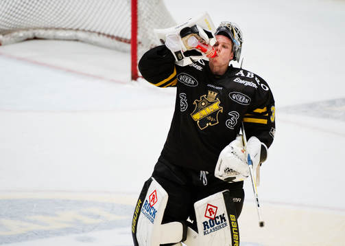 Viktor Fasth, målvakt, AIK, dricker vatten