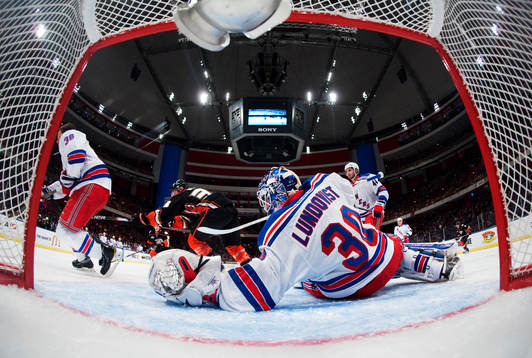 Henrik Lundqvist, målvakt, New York Rangers, slänger sig