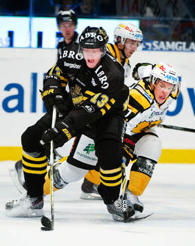 Joakim Nordström, AIK, håller undan Erik Forssell,