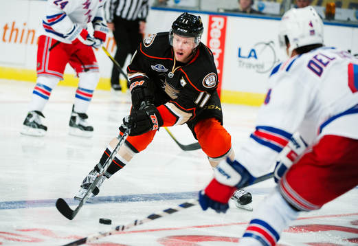 Saku Koivu, Anaheim Ducks, kontrollerar pucken i anfallszon