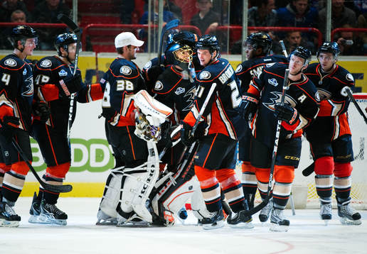 Jonas Hiller, målvakt, Anaheim Ducks, kramas om