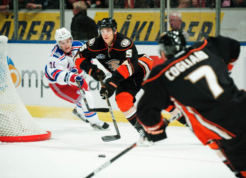 Luca Sbisa, Anaheim Ducks, kontrollerar pucken