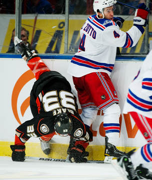 Jason Blake, Anaheim Ducks, faller i en närkamp med