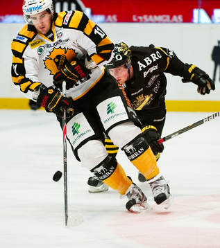 George Holloway, Skellefteå, tar sig förbi Victor