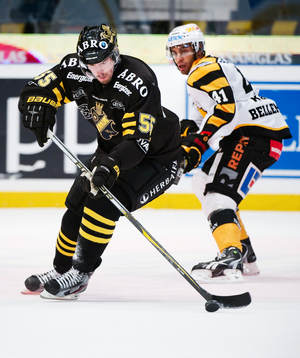 Linus Videll, AIK, tar sig förbi Pierre Edouard Bellemare,