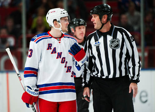 Tim Erixon, New York Rangers, pratar med en av domarna